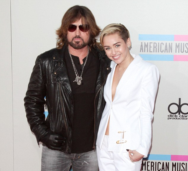 Miley Cyrus Family Parents, Siblings, Boyfriend, Bio, Wiki Celebfamily